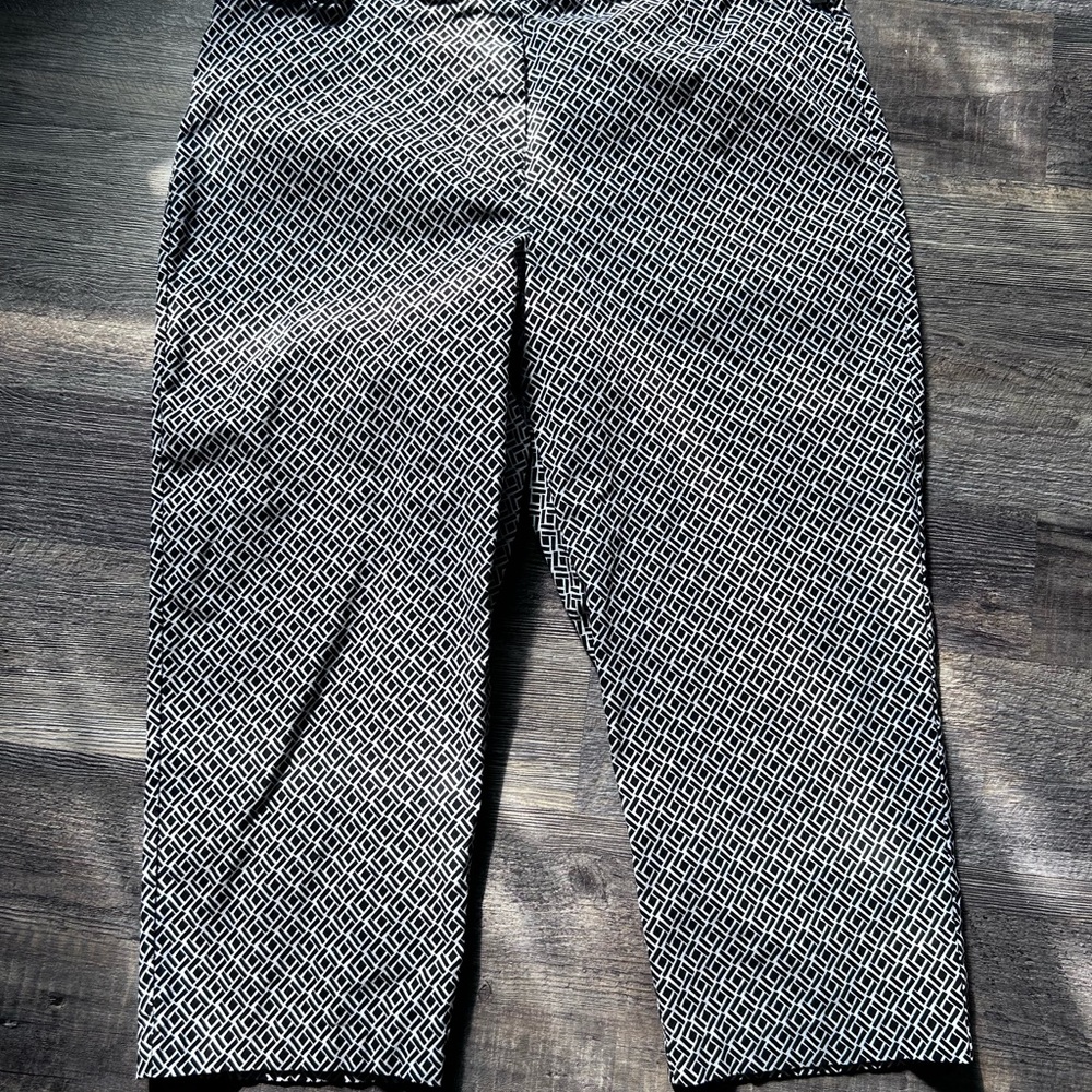 Worthington Monochrome Geometric Capris
